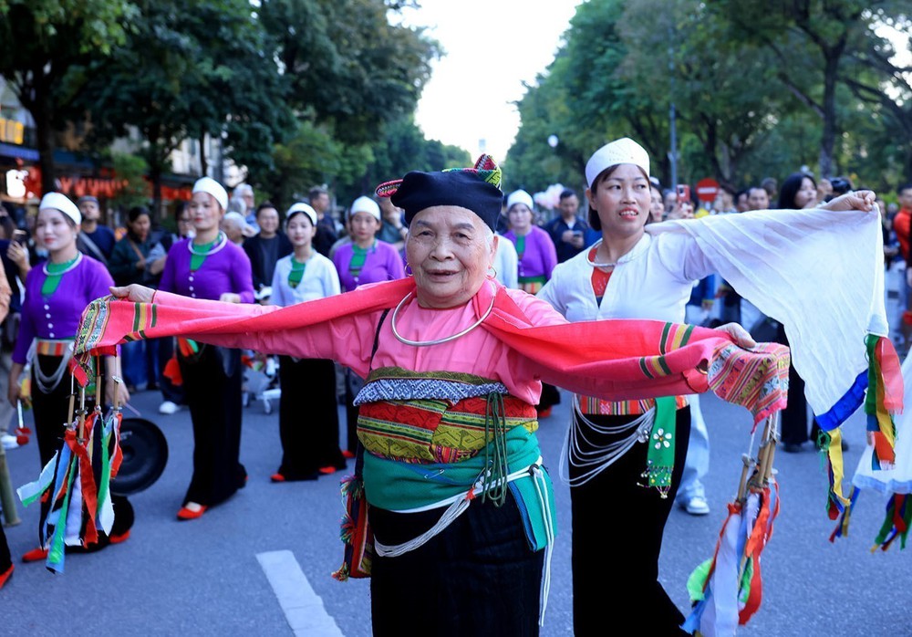 Trình diễn văn hoá dân tộc Mường tại phố đi bộ Hồ Gươm - Ảnh 1. Trình diễn văn hoá dân tộc Mường tại phố đi bộ Hồ Gươm - Ảnh 1.