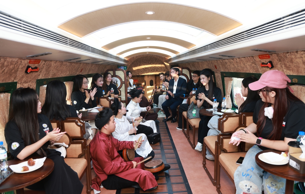 Dàn thí sinh Tiếng hát Hà Nội 2025 trải nghiệm văn hoá trên chuyến tàu di sản - Ảnh 2.