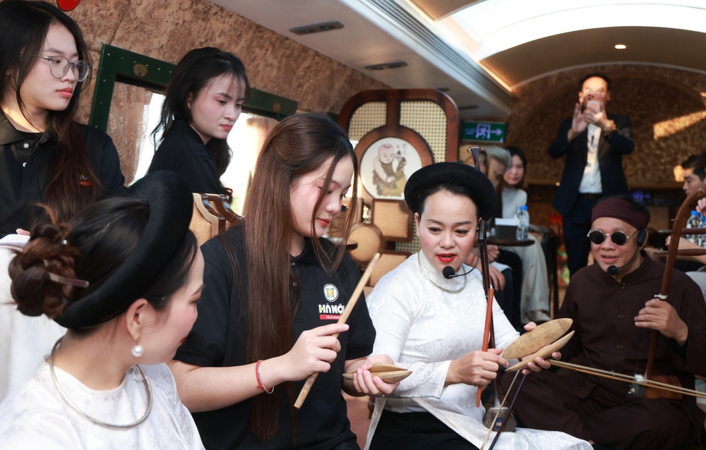 Dàn thí sinh Tiếng hát Hà Nội 2025 trải nghiệm văn hoá trên chuyến tàu di sản - Ảnh 3.