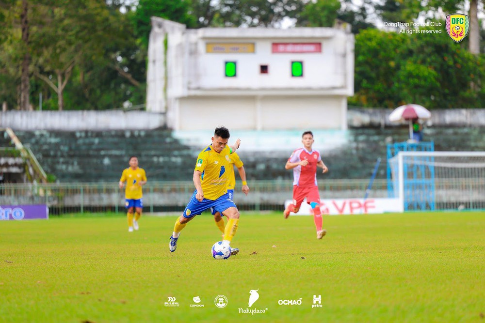 Cựu sao U23 Việt Nam từng vô địch ở Hàn Quốc gây ấn tượng với hành động giúp đỡ người dân trong cảnh mưa lũ - Ảnh 4.