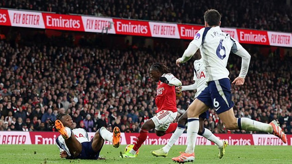 Eze lập hat-trick, Arsenal đánh bại Tottenham trong màn derby rực lửa có năm bàn thắng - Ảnh 3. Eze lập hat-trick, Arsenal đánh bại Tottenham trong màn derby rực lửa có năm bàn thắng - Ảnh 3.