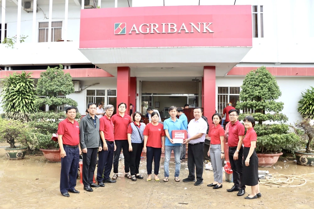 Ngay trong tâm lũ, Agribank hỗ trợ khẩn cấp 11 tỷ đồng các tỉnh Nam Trung Bộ và Tây Nguyên - Ảnh 2.