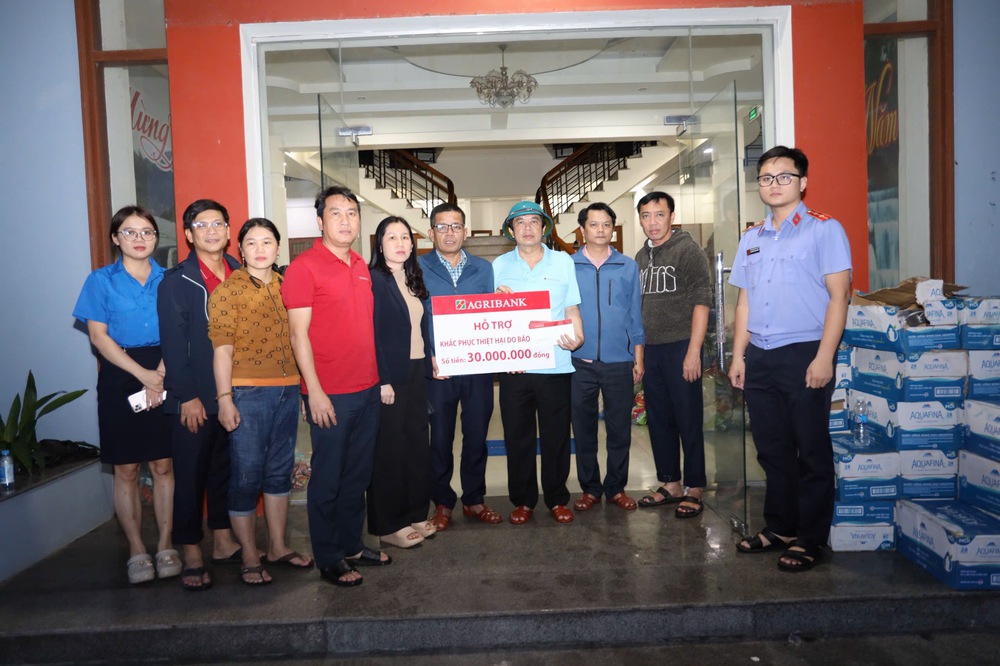 Ngay trong tâm lũ, Agribank hỗ trợ khẩn cấp 11 tỷ đồng các tỉnh Nam Trung Bộ và Tây Nguyên - Ảnh 4.
