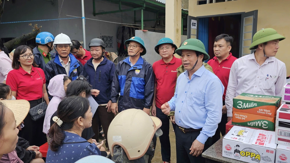 Ngay trong tâm lũ, Agribank hỗ trợ khẩn cấp 11 tỷ đồng các tỉnh Nam Trung Bộ và Tây Nguyên - Ảnh 5.