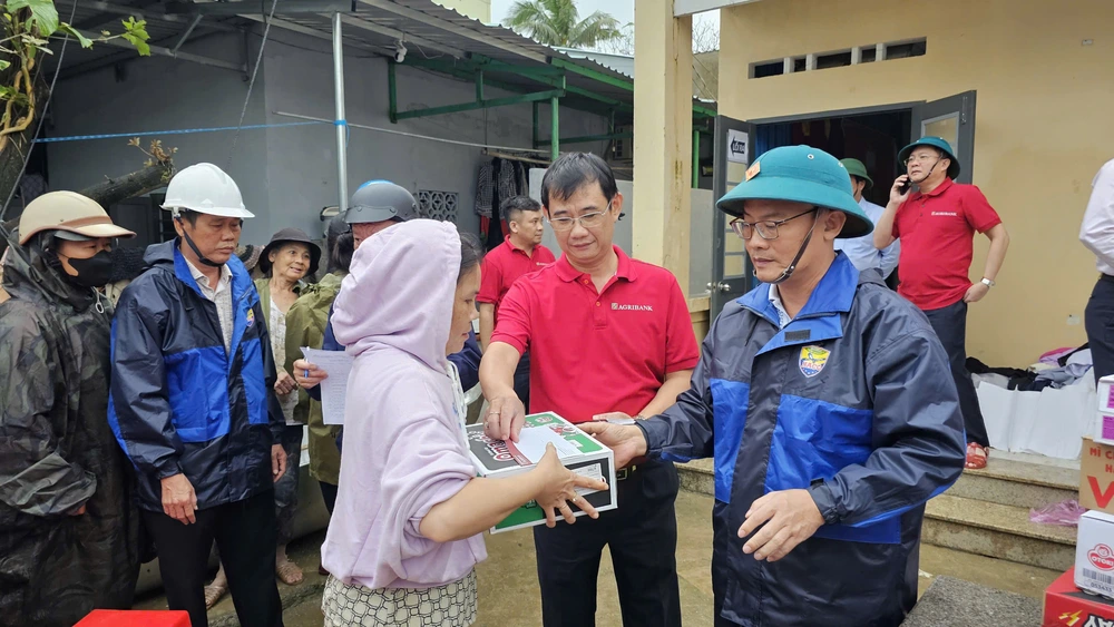 Ngay trong tâm lũ, Agribank hỗ trợ khẩn cấp 11 tỷ đồng các tỉnh Nam Trung Bộ và Tây Nguyên - Ảnh 6.