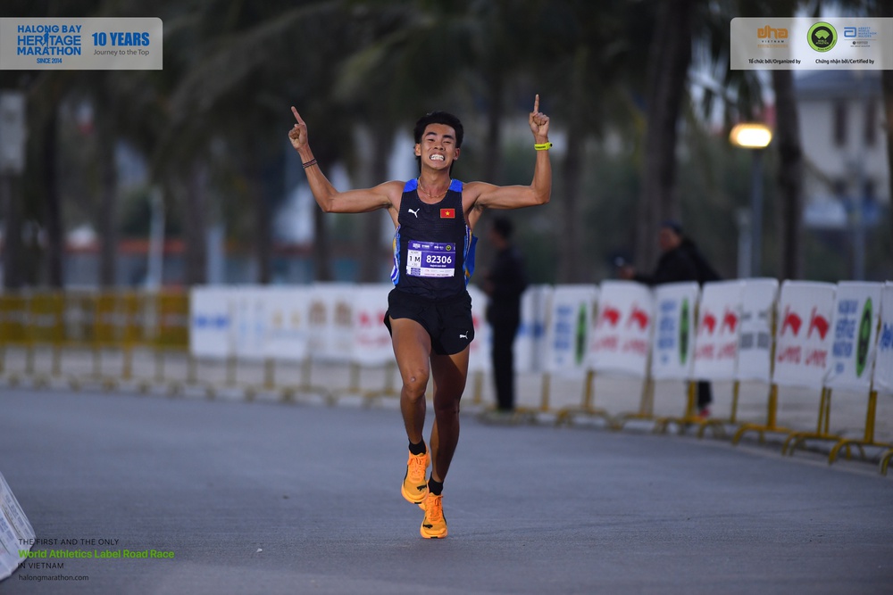 Huỳnh Anh Khôi lập kỳ tích trong làng marathon Việt Nam ở cung đường đạt chuẩn World Athletic - Ảnh 1.