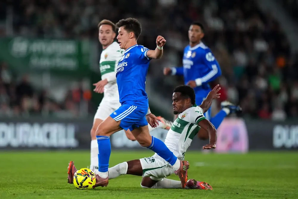 Bellingham giải cứu Real Madrid trong trận cầu có 4 bàn thắng và 1 thẻ đỏ - Ảnh 1.