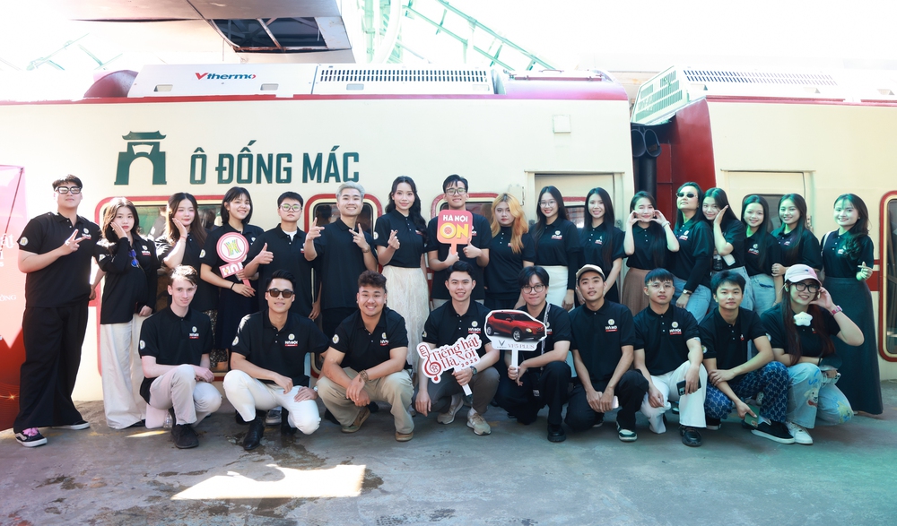 Dàn thí sinh Tiếng hát Hà Nội 2025 trải nghiệm văn hoá trên chuyến tàu di sản - Ảnh 1.
