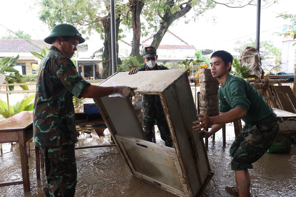 Công an tỉnh Đắk Lắk xuất quân khắc phục hậu quả lũ lụt cho người dân - Ảnh 7.