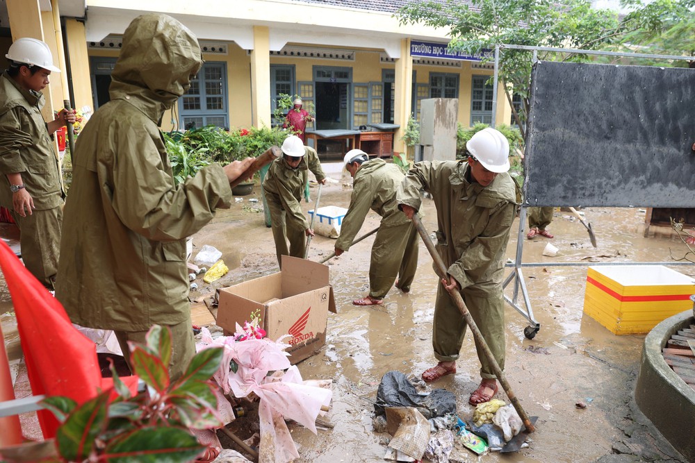 Công an tỉnh Đắk Lắk xuất quân khắc phục hậu quả lũ lụt cho người dân - Ảnh 1.