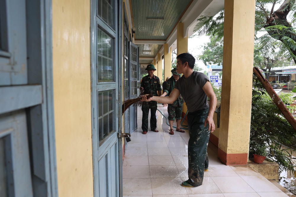 Công an tỉnh Đắk Lắk xuất quân khắc phục hậu quả lũ lụt cho người dân - Ảnh 2.