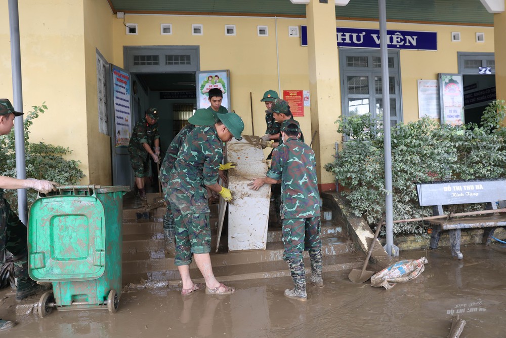 Công an tỉnh Đắk Lắk xuất quân khắc phục hậu quả lũ lụt cho người dân - Ảnh 3.