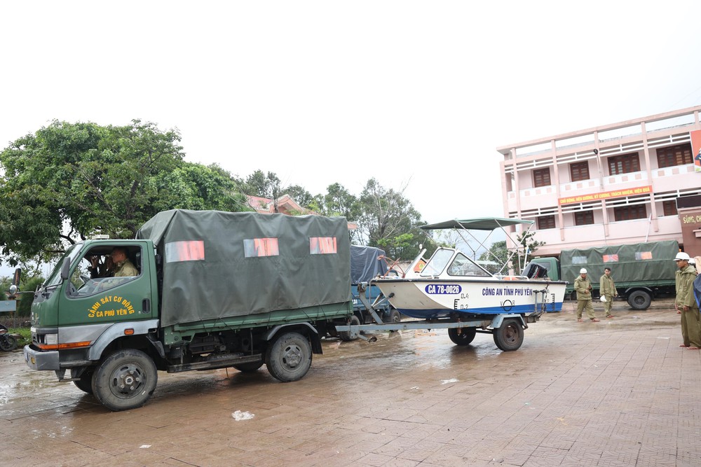 Công an tỉnh Đắk Lắk xuất quân khắc phục hậu quả lũ lụt cho người dân - Ảnh 4.