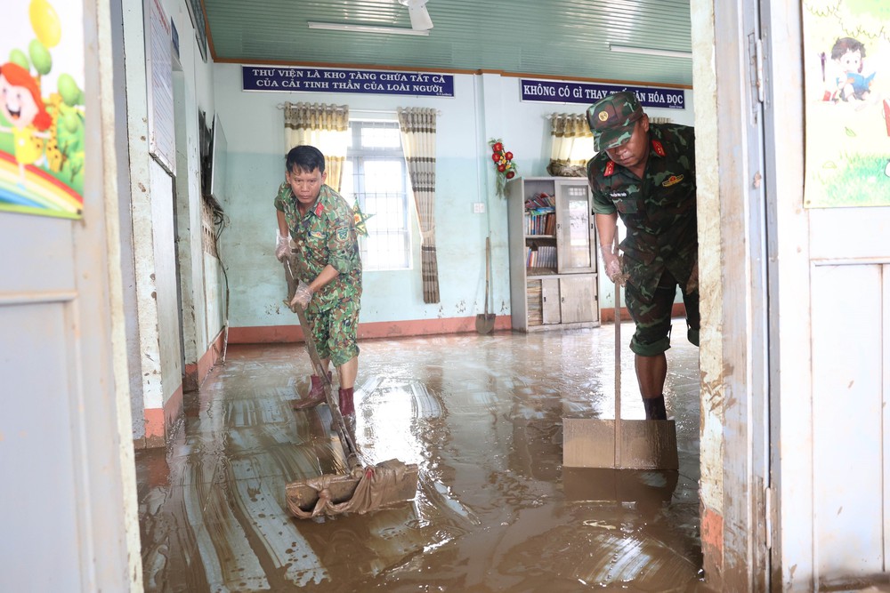 Công an tỉnh Đắk Lắk xuất quân khắc phục hậu quả lũ lụt cho người dân - Ảnh 5.