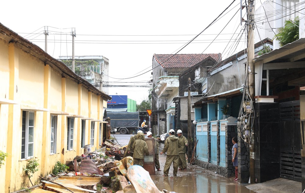 Công an tỉnh Đắk Lắk xuất quân khắc phục hậu quả lũ lụt cho người dân - Ảnh 6.