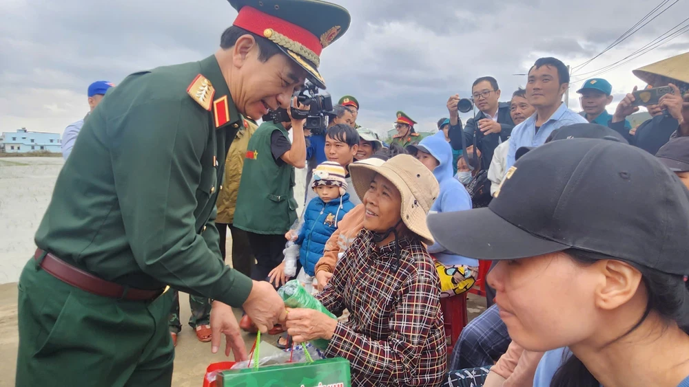 Mưa lũ, sạt lở đất ở miền Trung làm 102 người chết, mất tích; thiệt hại khoảng 9.035 tỷ đồng - Ảnh 2.