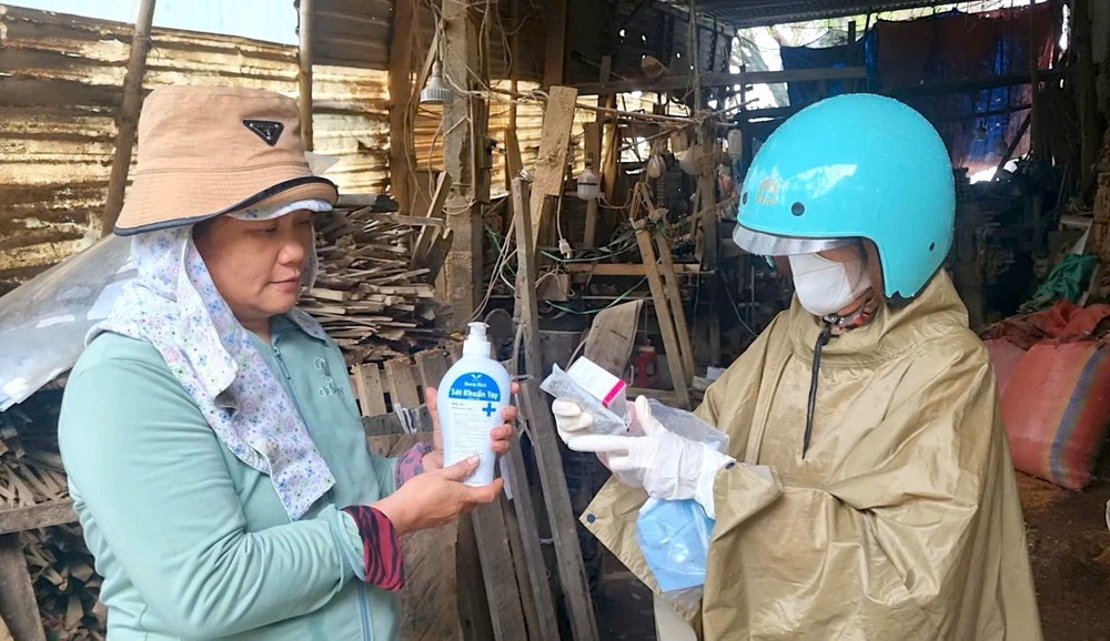 Gia Lai xử lý môi trường, phòng chống dịch bệnh ngay khi nước lũ rút - Ảnh 7.