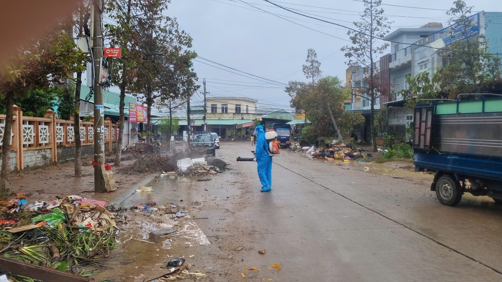 Gia Lai xử lý môi trường, phòng chống dịch bệnh ngay khi nước lũ rút - Ảnh 4.
