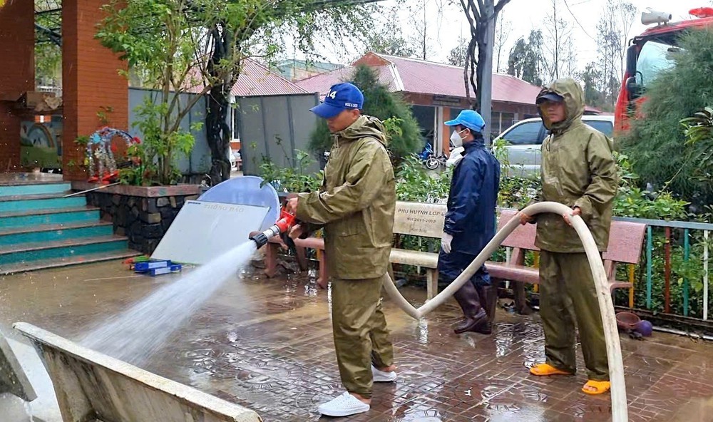 Gia Lai xử lý môi trường, phòng chống dịch bệnh ngay khi nước lũ rút - Ảnh 2.