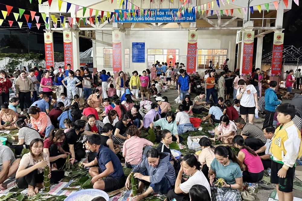 Hàng trăm người dân Đồng Nai xuyên đêm gói bánh cứu trợ đồng bào vùng lũ - Ảnh 1.