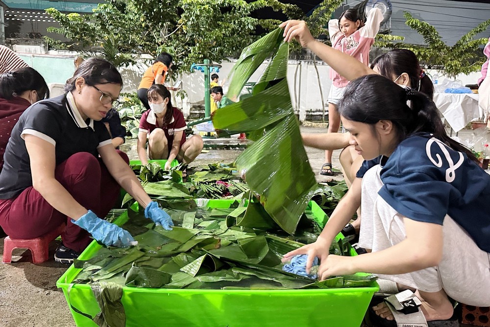 Hàng trăm người dân Đồng Nai xuyên đêm gói bánh cứu trợ đồng bào vùng lũ - Ảnh 3.
