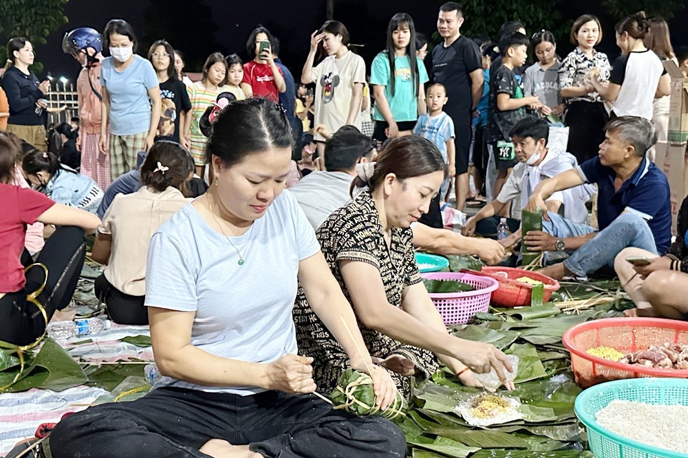 Hàng trăm người dân Đồng Nai xuyên đêm gói bánh cứu trợ đồng bào vùng lũ - Ảnh 5.