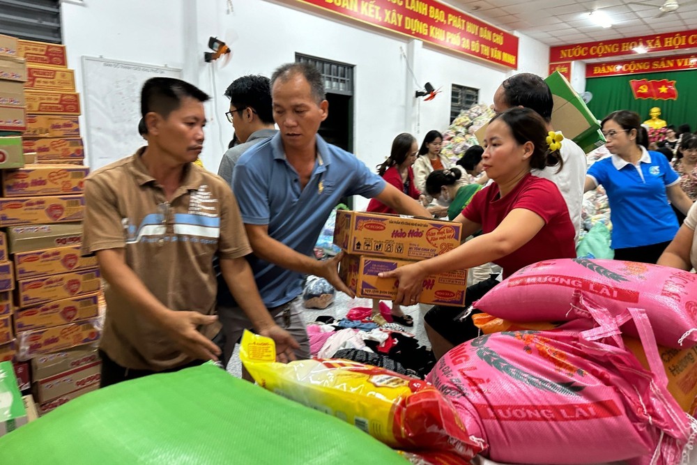 Hàng trăm người dân Đồng Nai xuyên đêm gói bánh cứu trợ đồng bào vùng lũ - Ảnh 9.