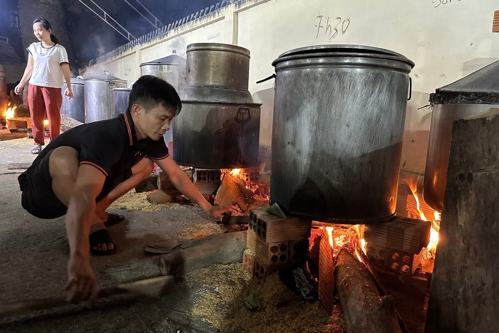 Hàng trăm người dân Đồng Nai xuyên đêm gói bánh cứu trợ đồng bào vùng lũ - Ảnh 8.