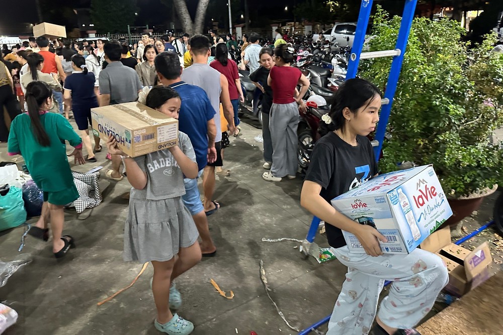 Hàng trăm người dân Đồng Nai xuyên đêm gói bánh cứu trợ đồng bào vùng lũ - Ảnh 7.