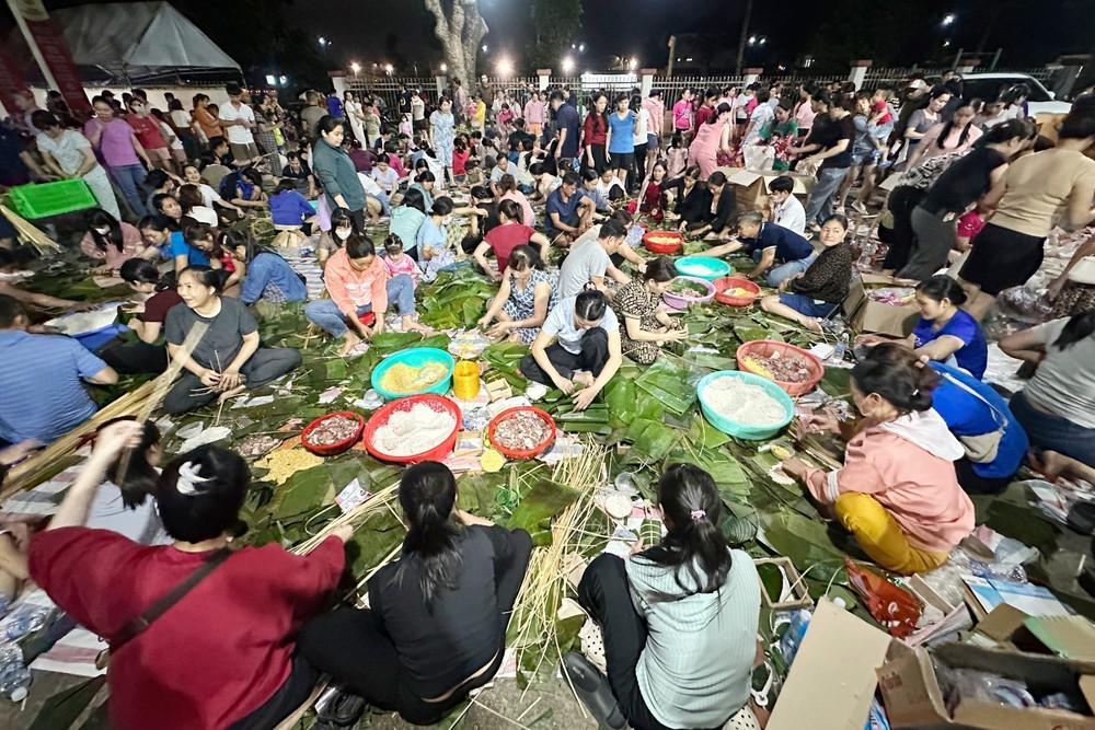 Hàng trăm người dân Đồng Nai xuyên đêm gói bánh cứu trợ đồng bào vùng lũ - Ảnh 2.