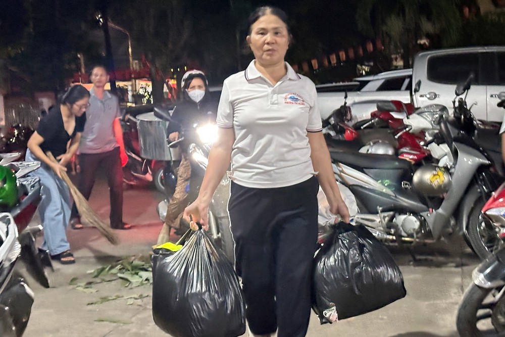 Hàng trăm người dân Đồng Nai xuyên đêm gói bánh cứu trợ đồng bào vùng lũ - Ảnh 6.