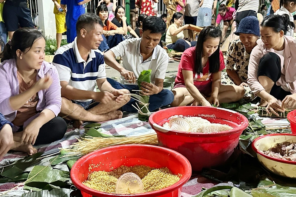 Hàng trăm người dân Đồng Nai xuyên đêm gói bánh cứu trợ đồng bào vùng lũ - Ảnh 4.