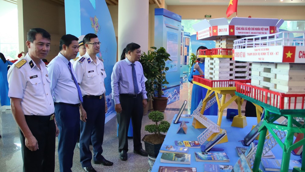 Khai mạc trưng bày chuyên đề &quot;Tổ quốc nhìn từ biển&quot; - Ảnh 2.