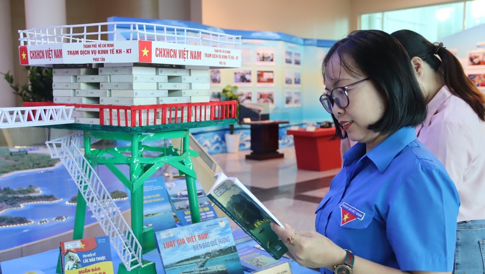 Khai mạc trưng bày chuyên đề &quot;Tổ quốc nhìn từ biển&quot; - Ảnh 5.