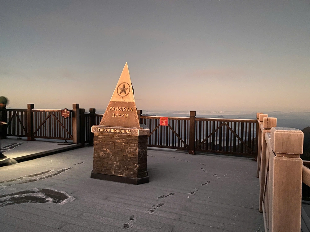 Băng tuyết phủ trắng đỉnh Fansipan  - Ảnh 3.