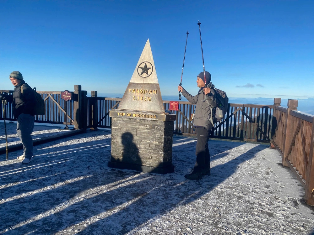 Băng tuyết phủ trắng đỉnh Fansipan  - Ảnh 5.