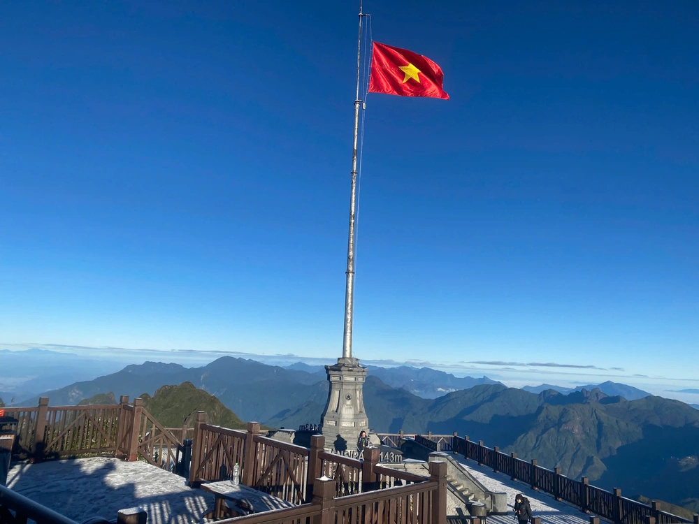 Băng tuyết phủ trắng đỉnh Fansipan  - Ảnh 8.