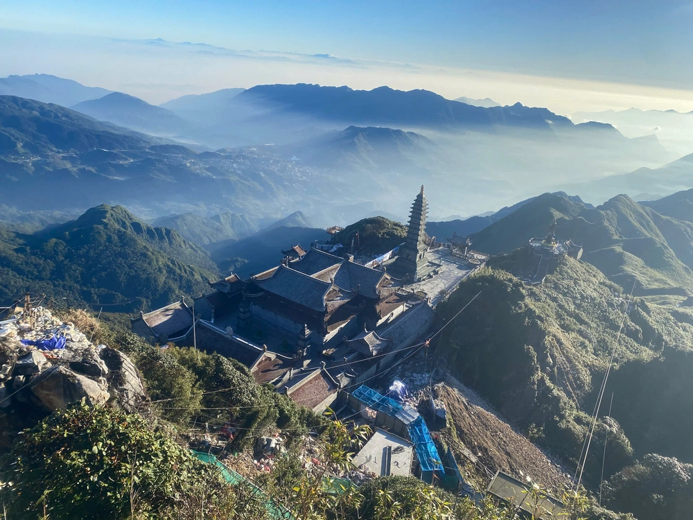 Băng tuyết phủ trắng đỉnh Fansipan  - Ảnh 6.