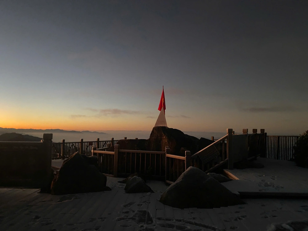 Băng tuyết phủ trắng đỉnh Fansipan  - Ảnh 1.