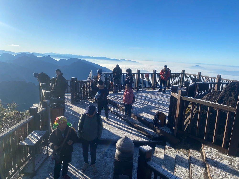 Băng tuyết phủ trắng đỉnh Fansipan  - Ảnh 7.