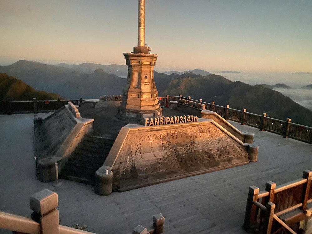 Băng tuyết phủ trắng đỉnh Fansipan  - Ảnh 2.