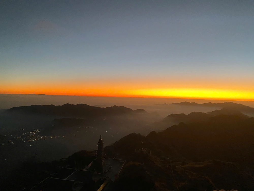 Băng tuyết phủ trắng đỉnh Fansipan  - Ảnh 4.