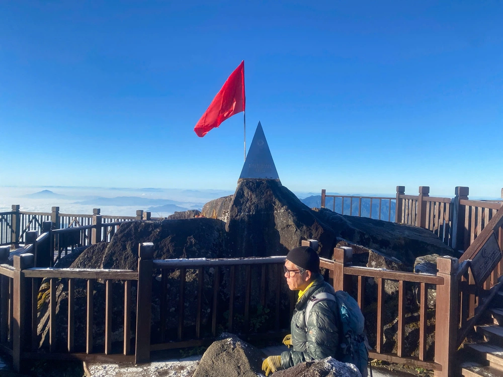 Băng tuyết phủ trắng đỉnh Fansipan  - Ảnh 9.