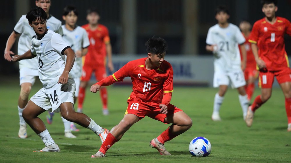 Chiến thắng đậm 14-0, U17 Việt Nam giành ngôi đầu bảng từ tay Malaysia - Ảnh 3. Chiến thắng đậm 14-0, U17 Việt Nam giành ngôi đầu bảng từ tay Malaysia - Ảnh 3.