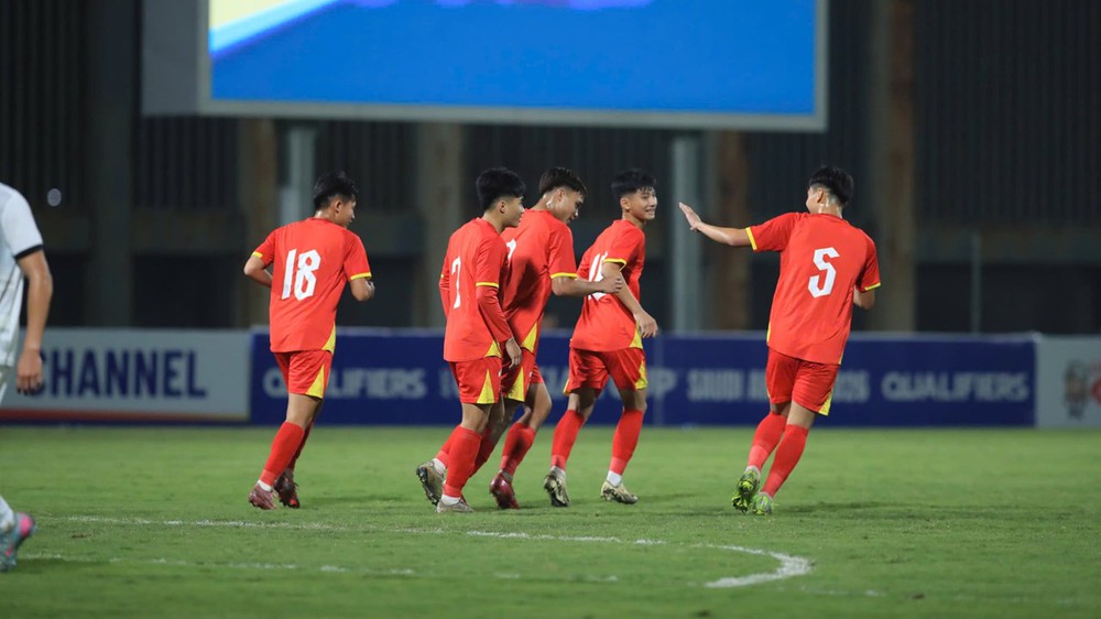 Chiến thắng đậm 14-0, U17 Việt Nam giành ngôi đầu bảng từ tay Malaysia - Ảnh 2. Chiến thắng đậm 14-0, U17 Việt Nam giành ngôi đầu bảng từ tay Malaysia - Ảnh 2.