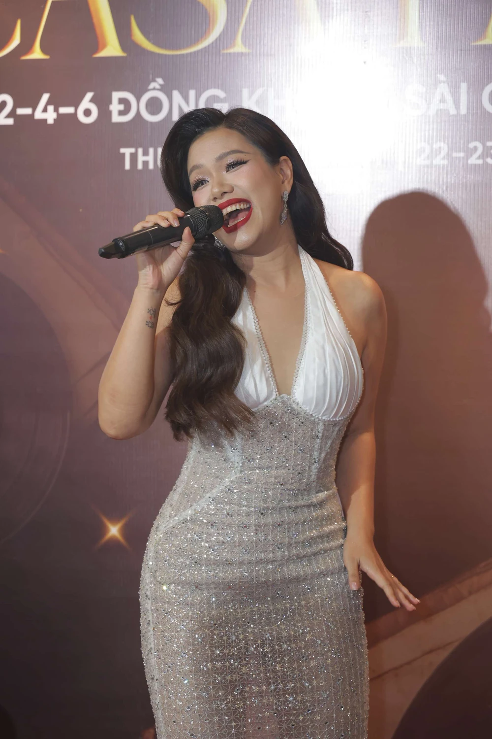 Chị đẹp Phương Vy mở “concert” trong tiệc khai trương nhà hàng - cà phê Casa Đồng Khởi - Ảnh 1. Chị đẹp Phương Vy mở “concert” trong tiệc khai trương nhà hàng - cà phê Casa Đồng Khởi - Ảnh 1.