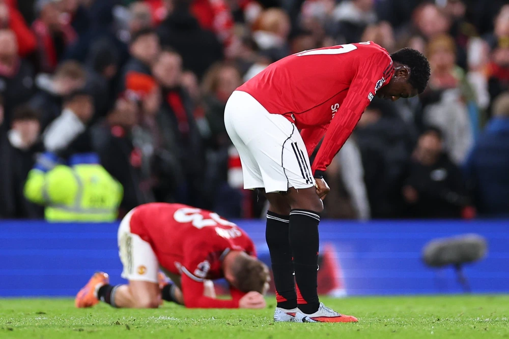 MU thua sốc ngay trên sân nhà dù chơi hơn người gần cả trận - Ảnh 1. MU thua sốc ngay trên sân nhà dù chơi hơn người gần cả trận - Ảnh 1.