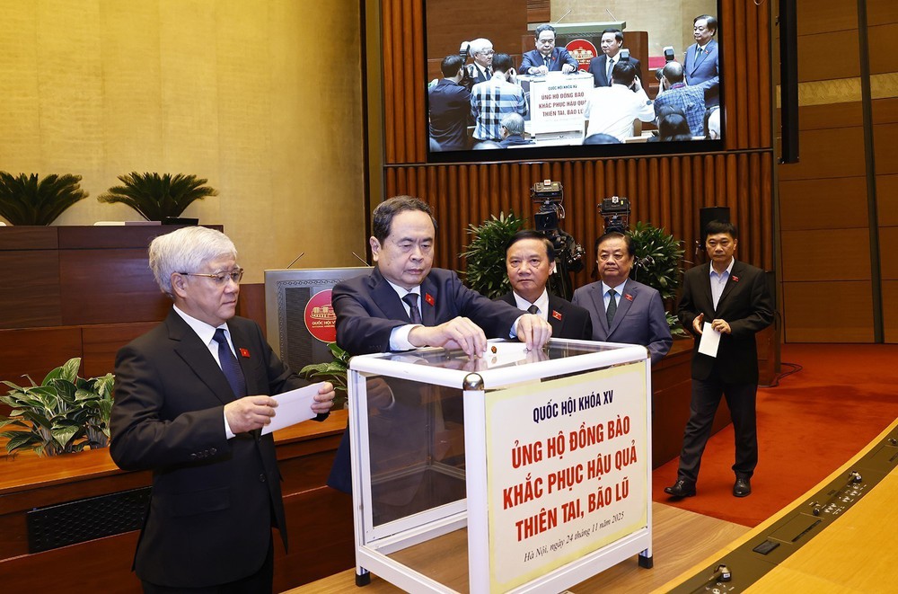 Đại biểu Quốc hội quyên góp ủng hộ đồng bào khắc phục hậu quả thiên tai, bão lũ - Ảnh 2.