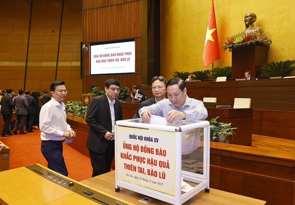 Đại biểu Quốc hội quyên góp ủng hộ đồng bào khắc phục hậu quả thiên tai, bão lũ - Ảnh 10.
