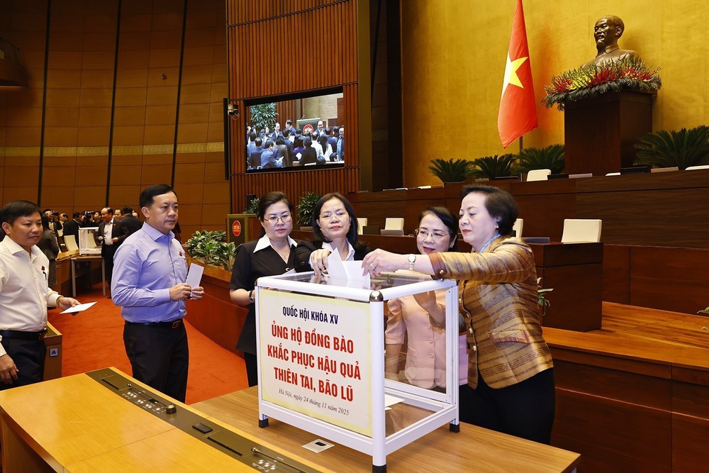 Đại biểu Quốc hội quyên góp ủng hộ đồng bào khắc phục hậu quả thiên tai, bão lũ - Ảnh 5.